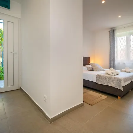 Apartman Juranic Ii With Pool *