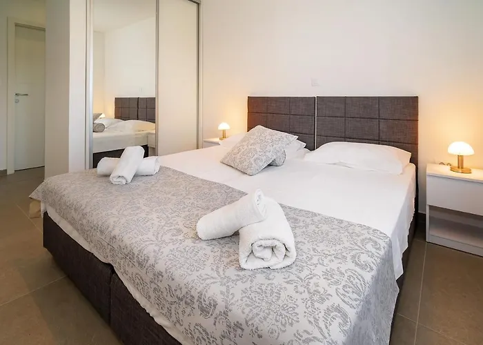 Daire Juranic Ii With Pool Baška